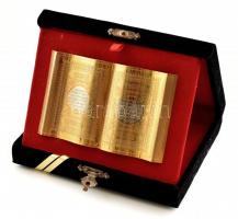 A Korán lapját mintázó díj, aranyozott fém, bársony díszdobozban, 13,5x11x3 cm