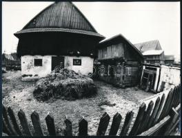 Csák Miklós (1933-2013): A ház udvarán, jelzetlen fotó, 18×24 cm
