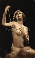 Meztelen erotikus hölgy gyöngy nyaklánccal / Erotic nude lady with pearl necklace. Léo 86. (non PC)