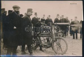 1913 Holland motorkerékpáros géppusk . Az Est sajtófotója. hozzátűzött felirattal / 1914 Dutch army motorbike and machine gun Press photo with stich 17x11 cm