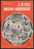 1971 Szűcs László: A 70 éves magyar labdarúgás, futballtörténeti füzet, fekete-fehér fotókkal, kisebb ázásnyomokkal