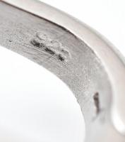 Ezüst(Ag) zöld kövekkel díszített fülbevalópár, jelzett, h: 4,5 cm, bruttó: 6,17 g