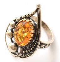 Ezüst(Ag) gyűrű borostyánnal, jelzett, méret: 58, bruttó: 8,15 g