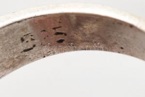 Ezüst(Ag) gyűrű borostyánnal, jelzett, méret: 58, bruttó: 8,15 g