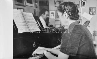 Rácz Aladár cimbalomművész (1886-1958) feleségével otthonában 18x12 cm