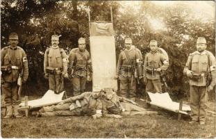 ~1916 Magyar sebesült vivők teljes felszerelésben hordággyal / WWI K.u.k. Hungarian ambulance soldiers with guns, stretcher. photo (EK)