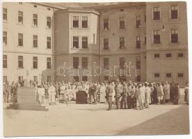 1916 Ljubljana, Laibach; osztrák-magyar tábori mise a kórház udvarán, Géza honvéd lelkész / K.u.k. military mass in the courtyard of the hospital. photo (11 x 7,9 cm)