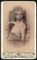 cca 1880-1900 Kislány nyakában feszülettel, keményhátú fotó Császár kolozsvári műterméből, vizitkártya, 10,5x6,5 cm