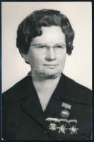 cca 1970 Nő szocialista kitüntetésekkel, fotó, 14×9 cm