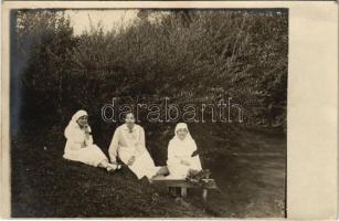 Magyar Vöröskeresztes nővérek kórház kertjében / WWI Hungarian Red Cross nurses in the hospitals park. photo (EK)