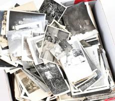 Cipősdoboz tele fényképpel, közte erotikus fotókkal