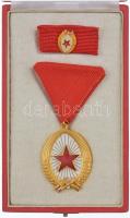 1964. &quot;Munka Érdemrend&quot; arany fokozata, aranyozott, zománcozott bronz kitüntetés mellszalagon, miniatűrrel, eredeti tokban T:1-,2  Hungary 1964. &quot;Order of Labour&quot; golden grade, golded, enamelled bronze decoration, with ribbon and thin ribbon, in original case C:AU,XF NMK 599.