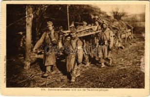 Schwerverwundeter wird aus der Feuerlinie getragen / Súlyosan sérült osztrák-magyar katonákat szállítanak ki a lövészárokból / WWI K.u.k. military, seriously wounded soldiers being transported from the trenches. Phot. J. Perscheid (EB)