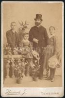 cca 1890 Négytagú család keményhátú fotója Berenák temesvári műterméből, 16×11 cm