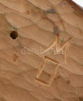 MO jelzéssel: Madonna a kisdeddel, faragott fa, m: 39 cm