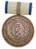 NDK 1973. Érdemérem hűséges szolgálatért az egészségügyi és szociális gondozásban, ezüst fokozat ezüstözött Br kitüntetés szalagon (30mm) T:2 patina GDR 1973. Medal for Loyal Services in Health and Social Care, Silver Grade silver plated Br decoration with ribbon (30mm) C:XF patina