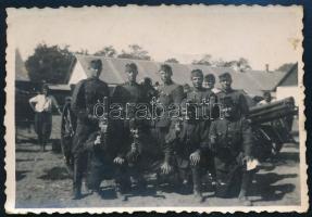 cca 1940-1942 Magyar katonák csoportképe, térdelő katonák kezében kézifegyver, 5,5×8,5 cm