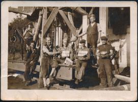 cca 1920 Múcsony, Alberttelep, szénbánya bányászokkal, kezükben az alberttelepi bánya termékeit hirdető papírlapok, fotó szakadással, 6,5×89 cm
