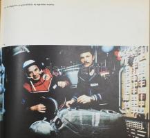 Szentesi György: Út a kozmoszba. Bp., 1981, Zrínyi. Farkas Bertalan és Magyari Béla űrhajósok aláírá...