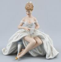 Schaubachkunst legyezős lány. Kézzel festett, jelzett, két ujja letört, 15x9,5x14 cm