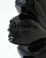 Obszidián törzsi figura, jelzés nélkül, kis lepattanásokkal, 19,5x15 cm