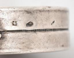 Ezüst (Ag) púderkompakt, jelzett, kisebb kopásnyomokkal, d: 5 cm, bruttó: 52 g