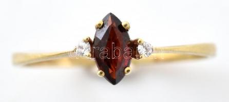 8K arany (Au) gyűrű gránátkővel. Jelzett, bruttó: 1 g, méret: 54, dobozban