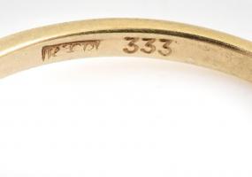 8K arany (Au) gyűrű gránátkővel. Jelzett, bruttó: 1 g, méret: 54, dobozban