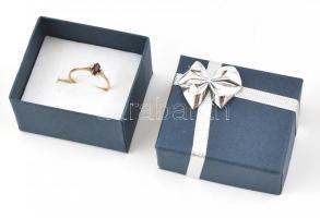 8K arany (Au) gyűrű gránátkővel. Jelzett, bruttó: 1 g, méret: 54, dobozban