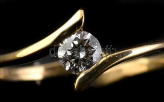 14K arany (Au) gyűrű brillel, 0,21 ct SI 1. Jelzett, bruttó: 1,6 g, méret: 57, díszdobozban