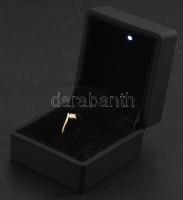 14K arany (Au) gyűrű brillel, 0,21 ct SI 1. Jelzett, bruttó: 1,6 g, méret: 57, díszdobozban