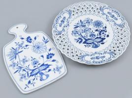 Hutschenreuther áttört szélű porcelán fali dísztányér, máz alatti kék mintával. Jelzett, hibátlan, d: 25,5 cm + Kék mintás vágódeszka, kézzel festett, minimális kopással, 25x17 cm