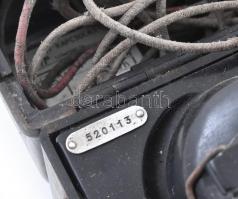cca 1940-1950 Katonai tábori telefon készülék, bakelit házzal, korának megfelelő állapotban, 27x20x9...