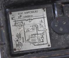 cca 1940-1950 Katonai tábori telefon készülék, bakelit házzal, korának megfelelő állapotban, 27x20x9...