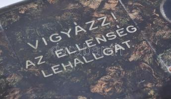 cca 1940-1950 Katonai tábori telefon készülék, bakelit házzal, korának megfelelő állapotban, 27x20x9...