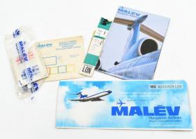 MALÉV ereklye tétel: 2 db műanyag szatyor, repülőjegy, beszállókártya, MALÉV műanyag kanál és só, prospektus