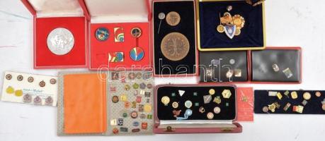 Tartalmas gyűjtemény bőröndben, benne többszáz darab, főleg csehszlovák szocialista jelvény + Szovje...