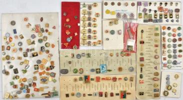 Tartalmas gyűjtemény bőröndben, benne többszáz darab, főleg csehszlovák szocialista jelvény + Szovje...