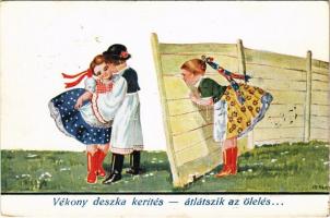 1929 Vélony deszka kerítés - átlátszik az ölelés... Magyar folklór művészlap / Hungarian folklore art postcard s: Bernáth (EK)