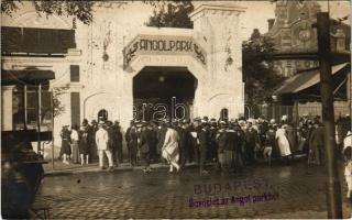 ~1920 Budapest XIV. Angol Park, tömeg a főbejáratnál. photo