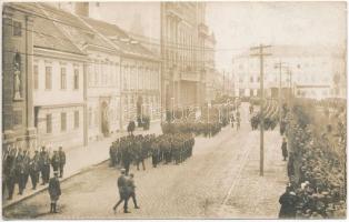 1921 Sopron, Ostenburg különítmény (csendőrzászlóalj) díszfelvonulása augusztus 29-én délelőtt 9 órakor a Postapalota előtt (Sopron város Ausztriának (Burgenland tartomány) történő hivatalos átadásának napja). A nyugat-magyarországi felkelés előnapja. Stagl Ferenc photo (EK)