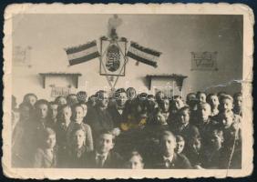 cca 1938-1940 Péceli állami iskola tanterme irredenta jelmondatokkal Mindent vissza feldíszítve, fotó, felületén törésnyomok, 6×8,5 cm