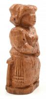 Matyó nő, faragott fa, alján olvashatatlan jelzéssel, m: 19,5 cm
