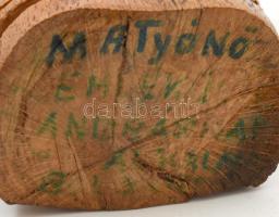 Matyó nő, faragott fa, alján olvashatatlan jelzéssel, m: 19,5 cm