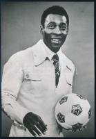 Pelé futballista az 1000. gólja után, hátoldalon feliratozott sajtófotó, 17,5×12,5 cm