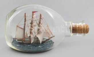 Vitorlás hajó üvegpalackban, kis kopásnyomokkal, h: 16 cm
