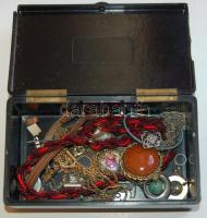 Egy doboznyi kis bizsutétel, benne: nyakláncok, medálok, karóra, ...