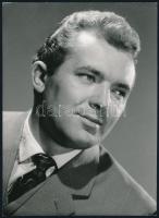Láng József (1934-) színész portréja, sajtófotó, hátoldalon feliratozva, 17,5×12,5 cm