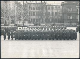 1955 Budapest, Hősök tere, katonai díszszemle, fotó, 16,5×22,5 cm