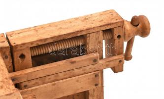 Hangszerkészítéshez használt gyalupad. Asztalra rögzíthető 55 cm